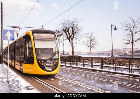 BUDAPEST, UNGARN - 16. DEZEMBER 2018: Gelbe Straßenbahnen in der Nähe der Böschung auf der Budaer Seite in Budapest, Ungarn Stockfoto