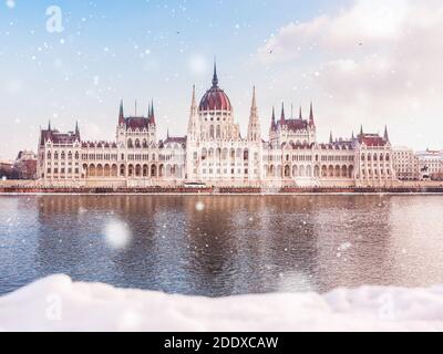 Ungarische parlamentsgebäude im Winter mit Schnee. Schnee liegt am Flussufer, Budapest, Ungarn Stockfoto