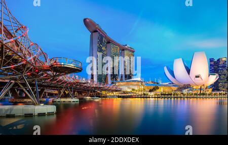 Die Helix Bridge mit dem Marina Bay Sands im Hintergrund. Stockfoto