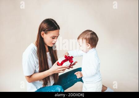 Ein schönes Teenager-Mädchen in einem gemütlichen Pullover wartet Für Weihnachten und Träumen Stockfoto