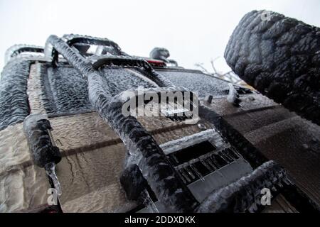 Stark vereisten Treppe, Ersatzreifen auf dem hinteren SUV im Winter, fünfte Tür. Nach oben. Stockfoto