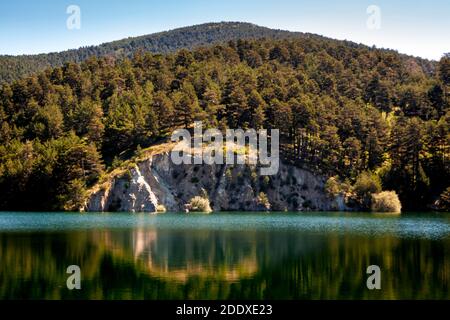 Route durch die Schlucht des Moros Flusses, einem See mit türkisfarbenem Wasser auf dem Gipfel des Berges. Im Nationalpark Sierra de Guadarrama, El Espinar Stockfoto