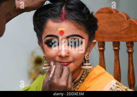 Schöne indische Mädchen Frauen Kind tragen Sari oder Saree als indische Folk, klassische Tanz Pose tragen traditionelle Kleidung für weibliche Kerala, Indien Stockfoto