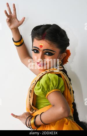 Schöne indische Mädchen Frauen Kind tragen Sari oder Saree als indische Folk, klassische Tanz Pose tragen traditionelle Kleidung für weibliche Kerala, Indien Stockfoto