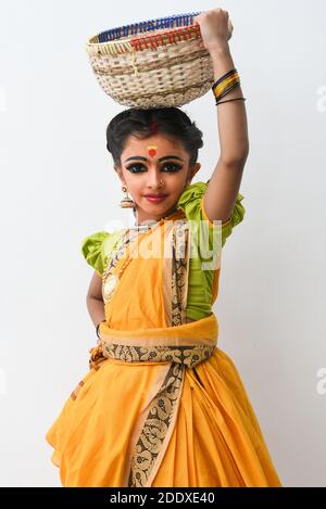 Schöne indische Mädchen Frauen Kind tragen Sari oder Saree als indische Folk, klassische Tanz Pose tragen traditionelle Kleidung für weibliche Kerala, Indien Stockfoto