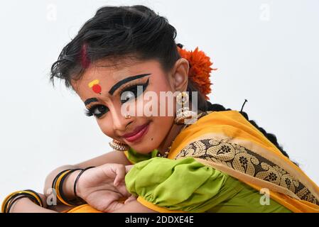 Schöne indische Mädchen Frauen Kind tragen Sari oder Saree als indische Folk, klassische Tanz Pose tragen traditionelle Kleidung für weibliche Kerala, Indien Stockfoto