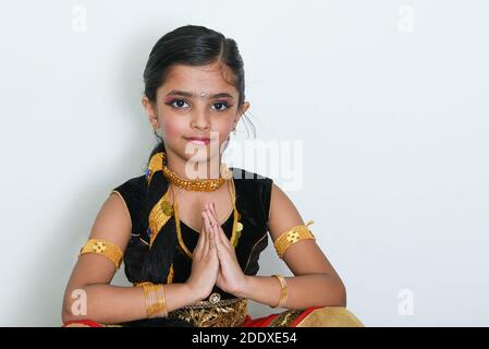 Schöne indische Mädchen Frauen Kind tragen Sari oder Saree als indische Folk, klassische Tanz Pose tragen traditionelle Kleidung für weibliche Kerala, Indien Stockfoto