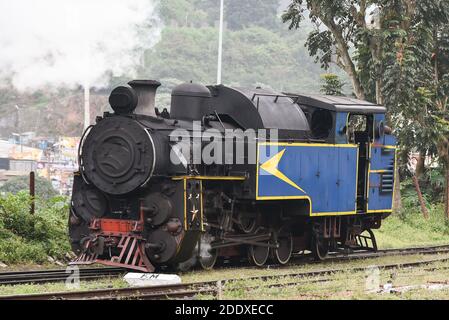 Mountain Railway Ooty Zug Tamil nadu Indien historischen alten Vintage-Zug Dampflokomotive Lokomotive Zug nach unten Eisenbahnstrecke Nilgiri. Stockfoto