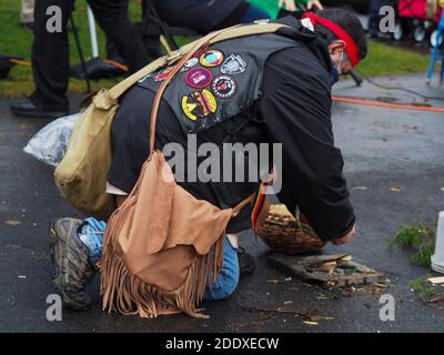 Plymouth, Massachusetts, USA. November 2020. Zeremonieller Salbei und süßes Gras werden für das Verschmieren vorbereitet. Quelle: Sue Dorfman/ZUMA Wire/Alamy Live News Stockfoto