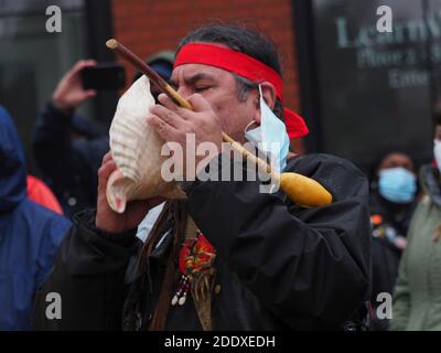 Plymouth, Massachusetts, USA. November 2020. Seit 1970 versammeln sich die Ureinwohner auf dem ColeÃs Hill in Plymouth, um an den Nationalfeiertag der Trauer zu erinnern, der mit dem Thanksgiving Donnerstag korrespondiert. Heilige Zeremonien, Reden von indianischen Moderatoren und ein marsch durch die Stadt markieren den Völkermord an den Indianern, den Diebstahl von indianischen Ländern und die Kämpfe der indigenen Völker auf der ganzen Welt heute. Quelle: Sue Dorfman/ZUMA Wire/Alamy Live News Stockfoto