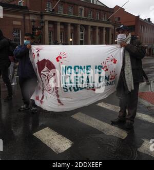 Plymouth, Massachusetts, USA. November 2020. Niemand ist auf gestohlenen Ländern illegal", liest eines der Banner, die während des National Day of Mourning marsch durch die Innenstadt von Plymouth, Massachusetts, ausgestellt wurden. Quelle: Sue Dorfman/ZUMA Wire/Alamy Live News Stockfoto