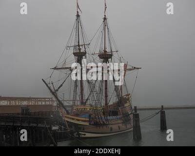 Plymouth, Massachusetts, USA. November 2020. Mayflower II, eine Reproduktion des großen Schiffes, das die Pilger 1620 nach Plymouth brachte, ist im Pilgrim Memorial State Park angedockt. Quelle: Sue Dorfman/ZUMA Wire/Alamy Live News Stockfoto