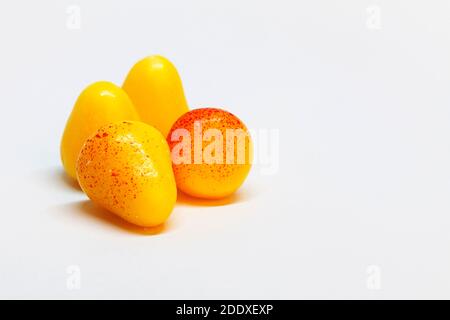 Bonbonbirnen in gelb und rot auf weißem Hintergrund Stockfoto