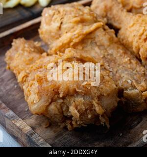 Gebratene knusprige Hähnchenbeine, Drumstick-Teile auf grauem Hintergrund. Stockfoto