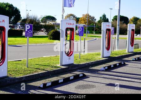 Bordeaux , Aquitaine / Frankreich - 11 11 2020 : Tesla viele Kompressor-Station elektrisch für EV Ladewagen Stockfoto