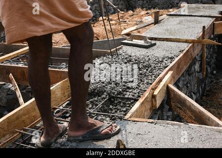 Rohrverbindungen oder Sanitär-Arbeit im Bad, Waschraum Baustelle eines Gebäudes, ein Haus oder eine Villa oder Wohnung Kerala, Indien. Stockfoto