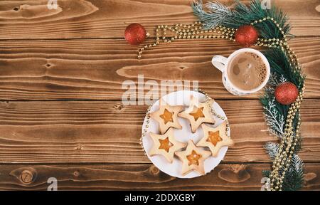 Neujahr sternförmige Ingwerkekse mit einer Tasse Kaffee auf Holzoberfläche Stockfoto