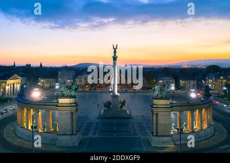 Tolle Luftaufnahme über den Heldenplatz in Budapest. Fantastische Herbststimmung. Leider sind nur ein paar Leute da, wegen Covid-19. Da ist der Mi Stockfoto