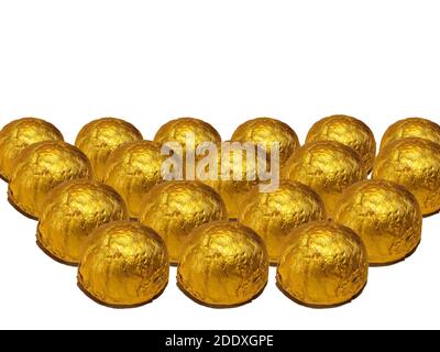 Süße Schokolade Süßigkeiten in goldene Folie isoliert auf weißem Hintergrund eingewickelt. Stockfoto