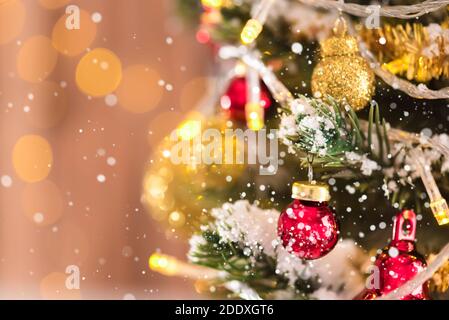 Glänzend glitzernde Zierkugeln und Ornamente am Weihnachtsbaum Stockfoto