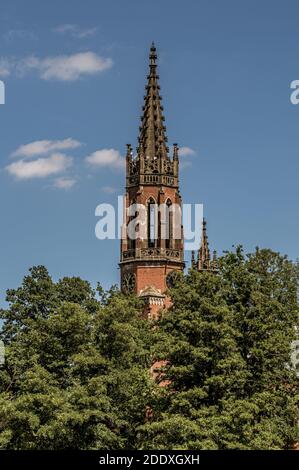 Eine vertikale Aufnahme der Kamieniec Zabkowicki umgeben von Grün Unter dem Sonnenlicht in Polen Stockfoto