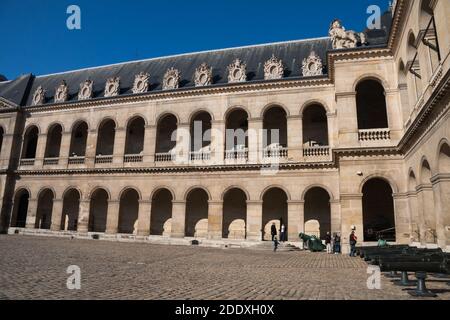 Paris, Frankreich Sept 27 2015: Innenhof im Hotel les Invalides (Invalidenresidenz) und im Armeemuseum mit Touristen und Kanonen. Es ist ein Museum der Stockfoto