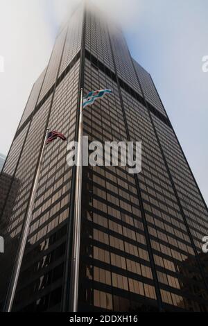 Chicago, IL, USA Jun 10 2011: Willis Tower Wolkenkratzer in der Innenstadt von Chicago, Illinois in den Wolken. Dieser Wolkenkratzer war früher Sears Tower Stockfoto