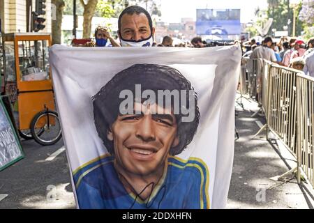 Buenos Aires, Bundeshauptstadt, Argentinien. November 2020. Da die Nachricht vom Tod von Diego Armando Maradona bekannt war, gingen die Fans des argentinischen Stars nicht auf die Straße, um ihre Liebe und Bewunderung zum Ausdruck zu bringen. Seine Überreste wurden im Regierungshaus verschleiert, wo Tausende von Menschen anwesend waren, um Diego Auf Wiedersehen zu sagen. Quelle: Roberto Almeida Aveledo/ZUMA Wire/Alamy Live News Stockfoto