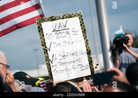 KANSAS CITY, KS, USA - 22. September 2019 - Joe Biden Unterstützer hören Joe Biden (links mit Mikrofon) während seines Besuchs zur Unterstützung einer UAW (United Stockfoto