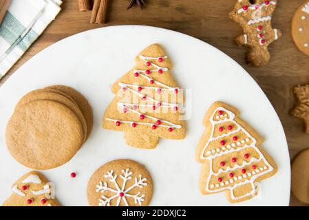 Verschiedene dekorierte Lebkuchen Weihnachtsplätzchen auf weißem Teller, Draufsicht Stockfoto