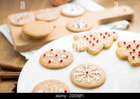 Hausgemachte Weihnachts-Lebkuchen mit königlicher Vereisung auf weiß dekoriert Platte Stockfoto