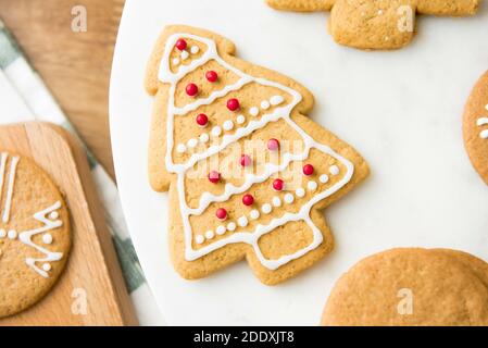 Hausgemachte Weihnachtsbaum Form Lebkuchen Cookie mit Glasur auf dekoriert Oben Stockfoto