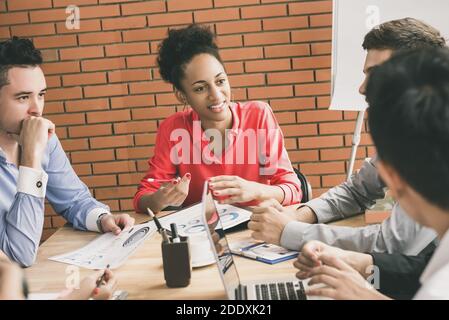 Junge casual interracial Geschäftsleute Aufmerksamkeit auf ihren Kollegen In der Gruppendiskussion im Besprechungsraum Stockfoto