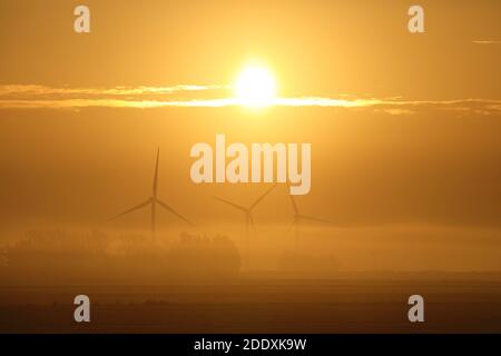 Whittlesey, Großbritannien. November 2020. Nach einem nächtlichen Frost hängt Nebel über dem Fenland, der diese Windturbinen in Wittlesey, Cambridgeshire, fast verdeckt. Kredit: Paul Marriott/Alamy Live Nachrichten Stockfoto