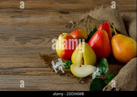 Reife Birnen Früchte. Geerntete Bio-Birne auf Sackleinen auf Holztisch. Herbsternte Stockfoto