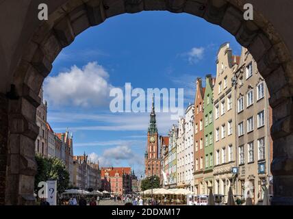 Danzig, Polen - 6. September 2020: Die Fassaden der restaurierten Gdańsk Patrizierhäuser auf dem Langen Markt Stockfoto