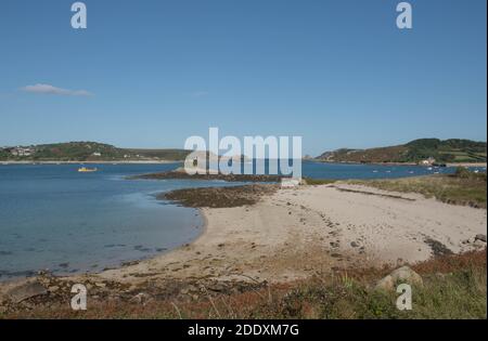 Panoramablick auf die Bucht von Appletree mit Cromwell's Castle und der Insel Bryher im Hintergrund auf der Insel Tresco auf den Scilly-Inseln Stockfoto