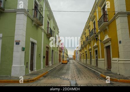 Eine historische Straße in Merida, Mexiko auf der Halbinsel Yucatan. Die historischen Gebäude sind in Pastelltönen gehalten und im Kolonialstil gehalten. Stockfoto