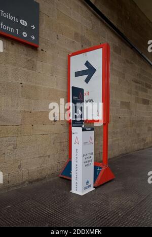 Ein OrcaGel Handdesinfektionsgerät der Marke Avanti West Coast auf Die Plattform am Bahnhof Carlisle Stockfoto