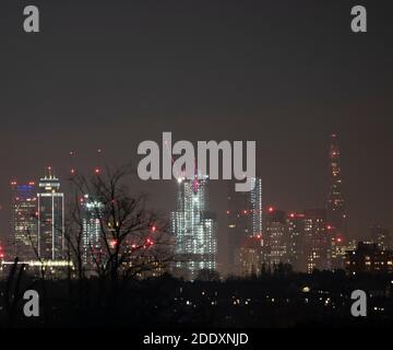 Skyline im Zentrum von London bei Nacht im November 2020 Stockfoto