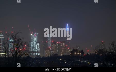 Skyline im Zentrum von London bei Nacht im November 2020 Stockfoto