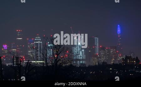 Skyline im Zentrum von London bei Nacht im November 2020 Stockfoto