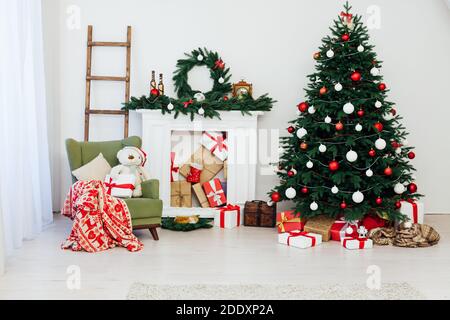 Weißes Zimmer weihnachtsbaum Kiefer Kamin mit Neujahr Dekoration Geschenke Stockfoto