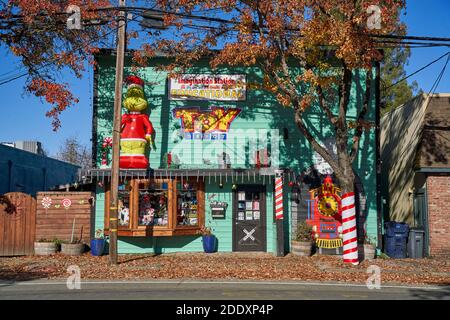 Toy Depot Store Front mit weihnachtlichen Dekorationen in Willits, Kalifornien. Stockfoto