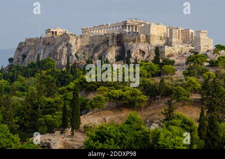 Dämmerung allgemeine Ansicht des Parthenon und der alten Akropolis von Athen Griechenland von Thissio - Foto: Geopix Stockfoto