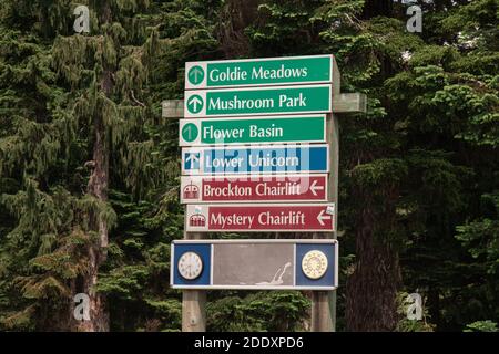 North Vancouver, Kanada - Juli 6,2020: Blick auf das Richtungsbrett am Seymour Mountain Stockfoto