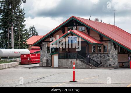 North Vancouver, Kanada - Juli 6,2020: Blick auf die Three Peaks Lodge am Seymour Mountain während der Sommersaison Stockfoto