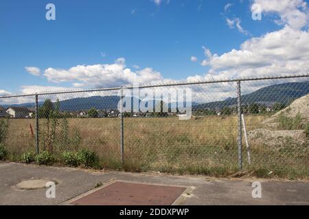 Port Coquitlam, Kanada - Juli 13,2020: Robert William 'Willy' Pickton's (kanadischer Serienmörder) Grundstück (Farm) umgeben von hohen Zaun Stockfoto