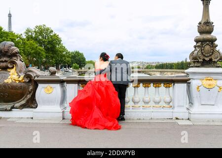Paris, Frankreich - 06. August 2011: Ein Paar chinesischer Jungvermählte, die ihre Hochzeitsfotos auf der Brücke Pont Alexandre III posten. Hochzeit in Europa ist V Stockfoto