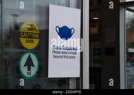 Courtenay, Vancouver Island, Kanada - November 22,2020: Sichtmaske am Eingang des Best Buy Stores aufgrund der COVID-19 Prävention erforderlich Stockfoto